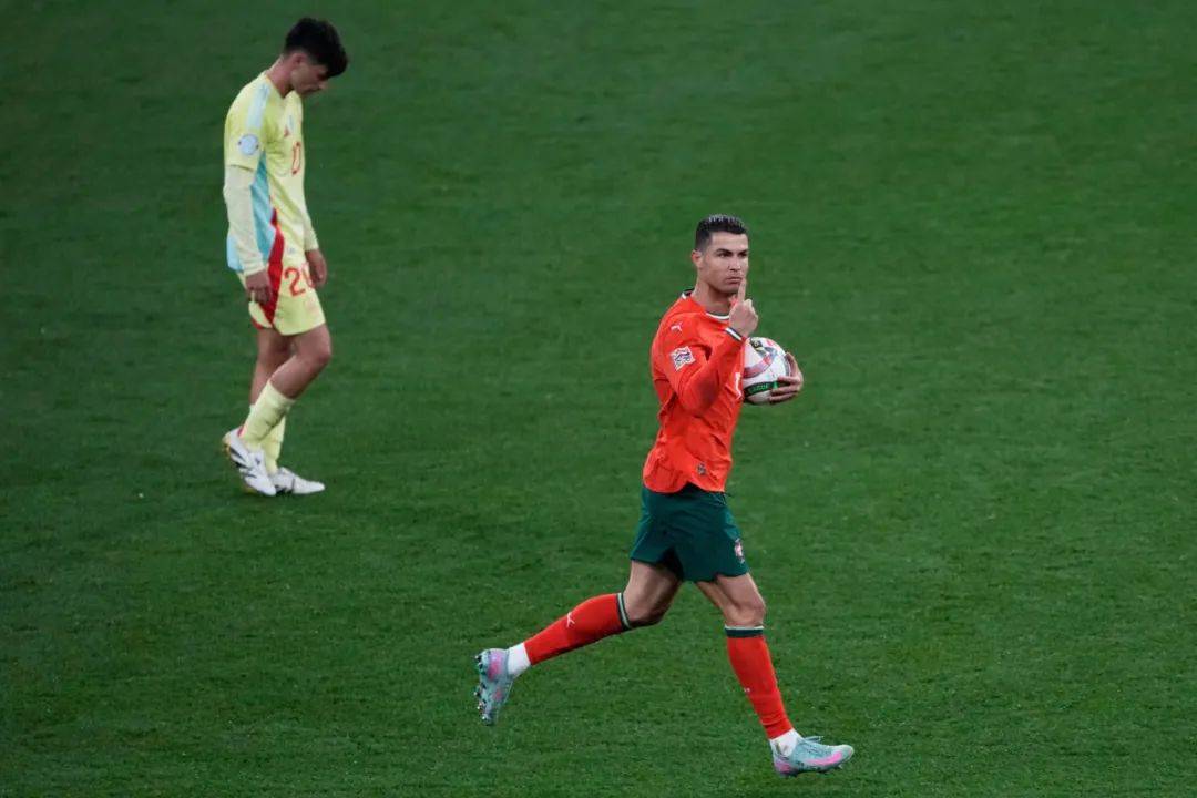 C罗重返赛场,战术调整首场状态出色,西班牙队观众沸腾!赛场气氛高涨(运动员重返赛场) C罗重返赛场,战术调整首场状态出色,西班牙队观众沸腾!赛场气氛高涨(运动员重返赛场)