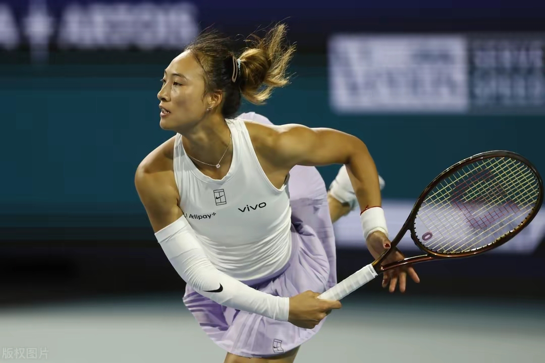 郑钦文复出首秀出彩，阿森纳主场横扫热刺，豪取11连胜(郑钦文的金牌已经回国了)